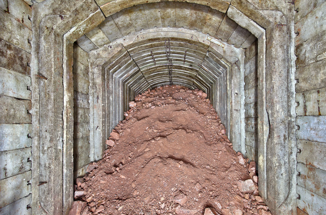 Přístup k šachtě, pokud kdy vůbec vznikla, je však znemožněn růžovým závalem.
