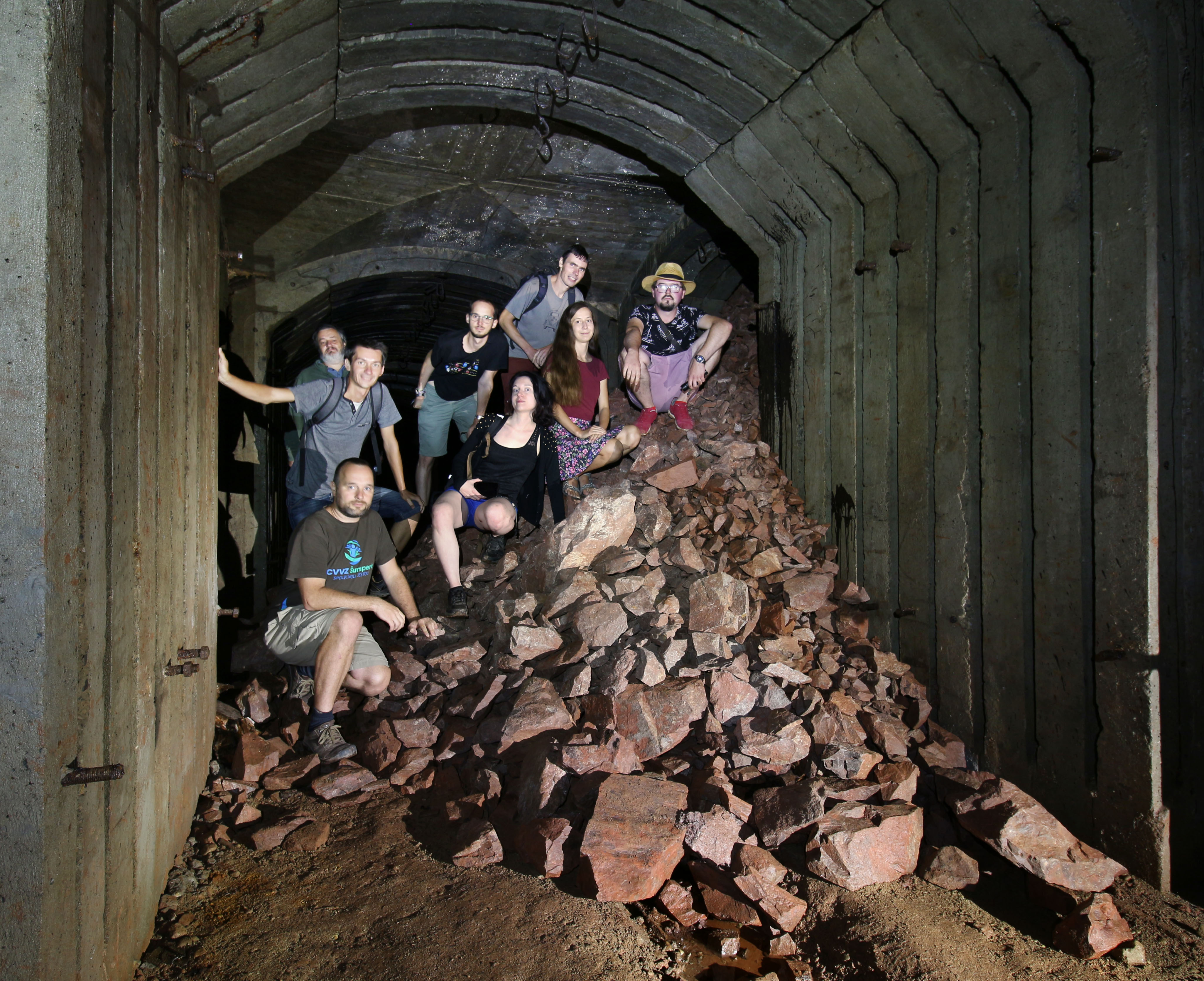 Loučí se průzkumníci Správného směru a hromada kamení.