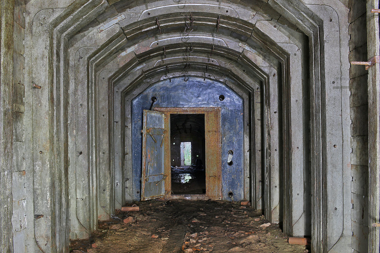 Za vstupními dvěřmi, opatřenými masivním zámkem, se nachází další ocelové dveře. Vzhledem k poloze štoly v lesích daleko od civilizace nejsou dveře ani štola samotná odolné proti vysokým tlakům vyvolaným případnou rázovou vlnou výbuchu. Počítalo se ovšem s mírným přetlakem uvnitř štoly, který by umožnil řízenou ventilaci.