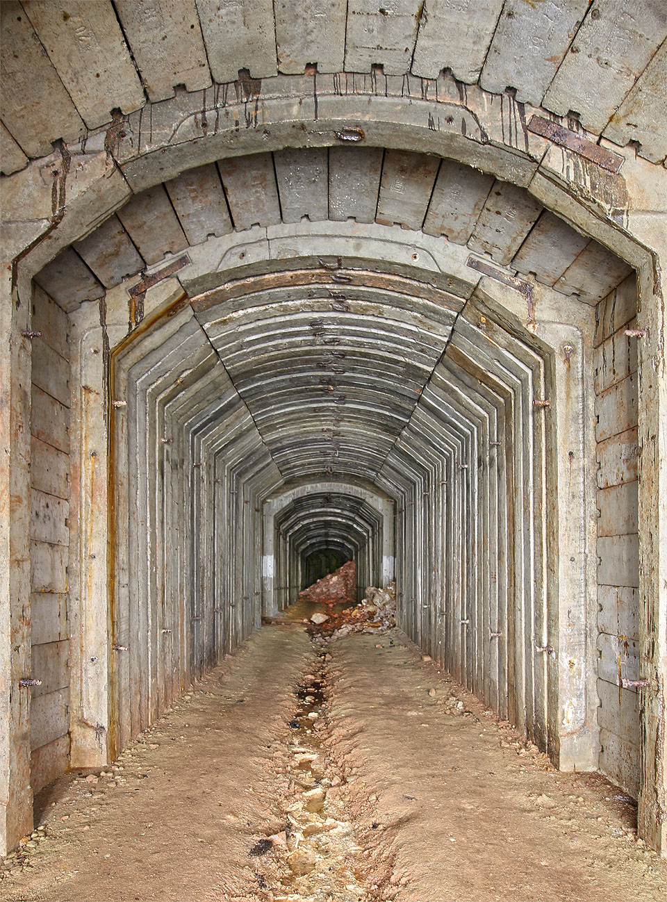 Hlavní chodba štoly je odhadem asi 70 m dlouhá, vypažená betonovými profily stavebnicového typu. Horní klenba je ke stojkám pčipojena ocelovou spojkou a za takto vzniklým profilem jsou naskládány betonové pažící desky. V průběhu ražby pravděpodobně na počvě spočívala kolej stavební drážky, ze které tu ovšem nezbylo zhola nic.