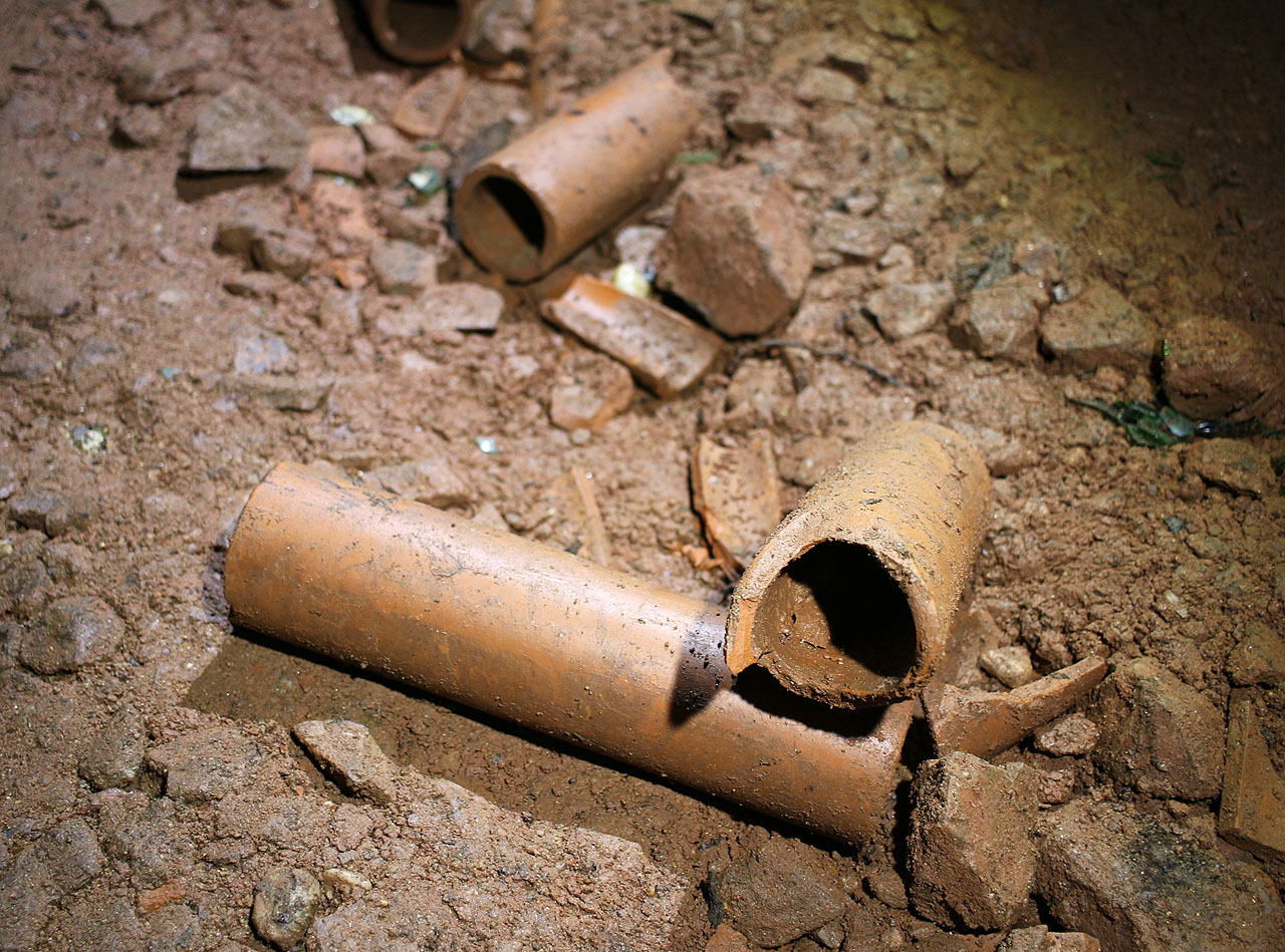 Z neznámého důvodu, snad při opuštění původního plánu a trhání kolejí drážky z počvy, byla na mnoha místech poškozena také keramická drenáž ve štole.