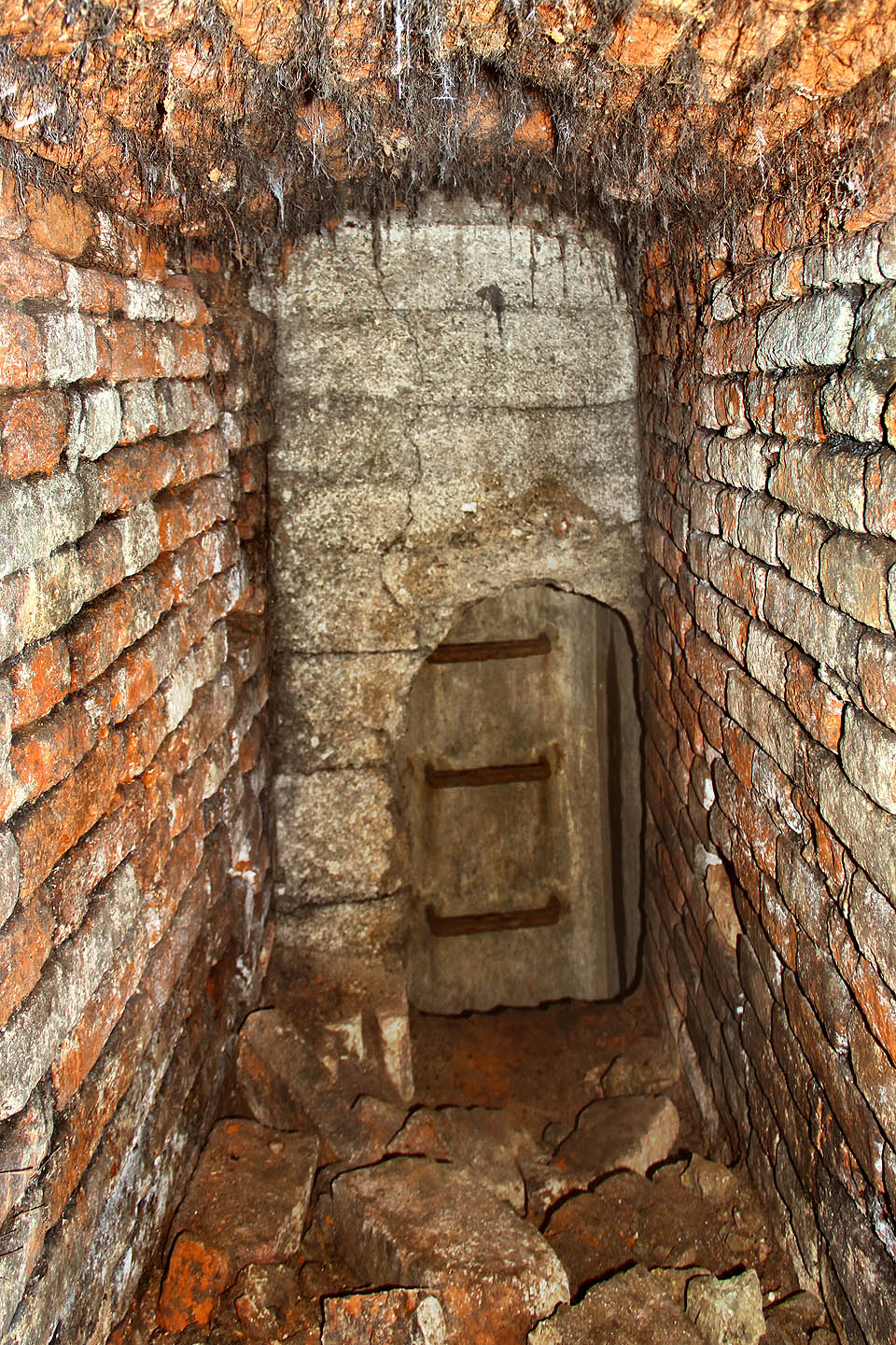 Odbočení z betonové šachty <a href=/Tema/Krys%C3%AD%20%C5%A1tola%20na%20%C5%A0pilberku>Krysí štoly</a> se nachází asi v jedné třetině hloubky. Na první pohled se zdá, jako by průlez byl dodatečně vylámán ve stěně šachty.