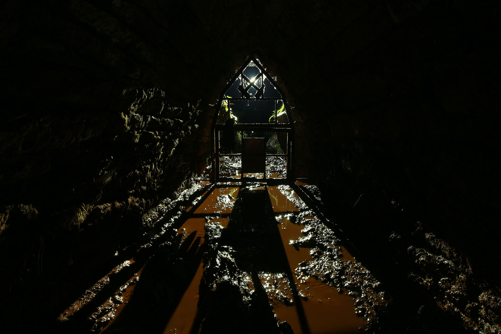 Vstup do štoly je zabezpečen mříží. I v případě, že zrovna není zamknutá, jde o úkol pro pravé bahňáky.