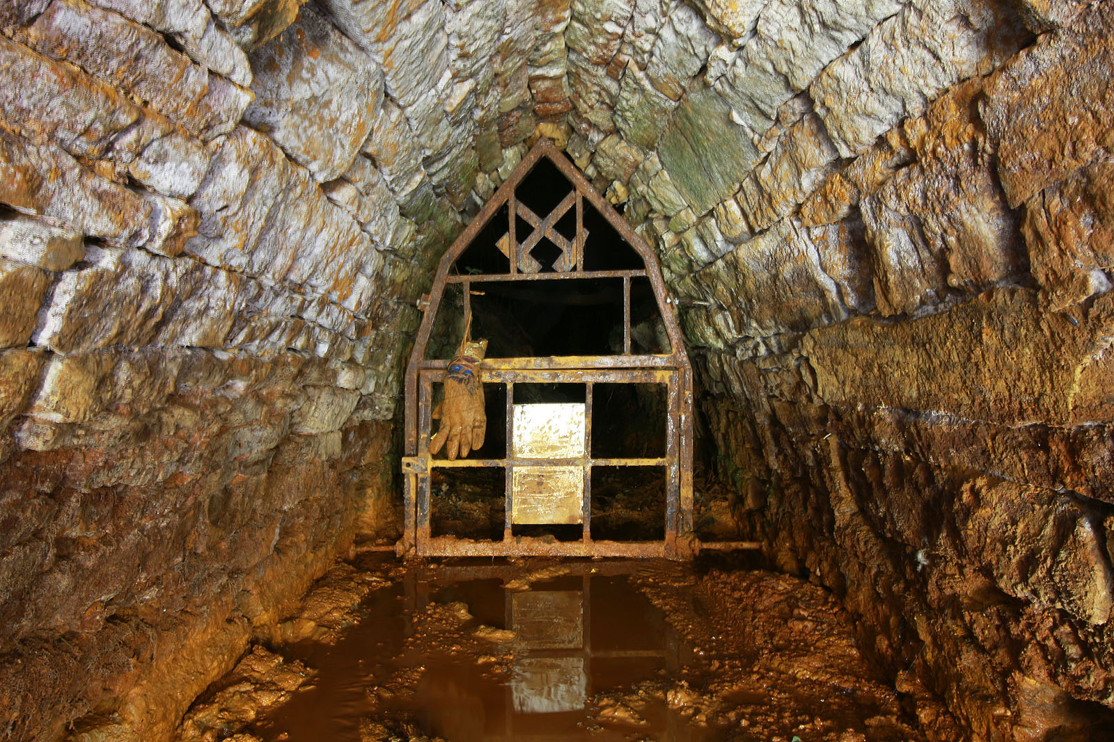 Od roku 2018 visí na mříži rukavice obsahující cosi, co připomíná utrženou ruku příliš zvědavého pátrače.