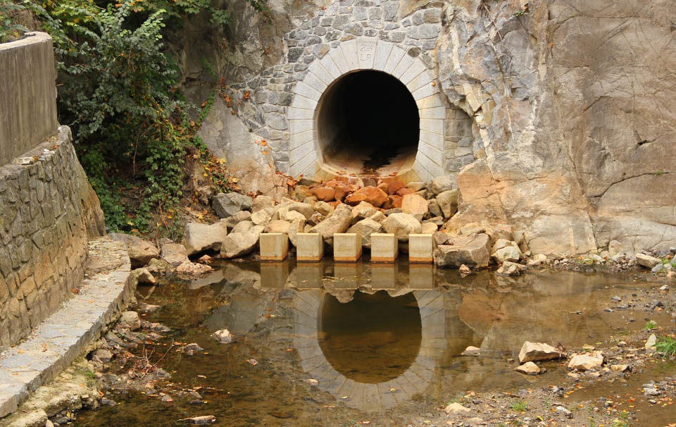Vstup do štoly je volný, bezpečnostní mříž se nachází až o několik metrů dále.