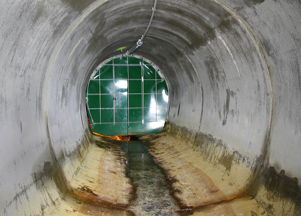 Vstup do štoly je zajištěn mříží a plastovou fólií, která slouží jako jednoduchá klapka.