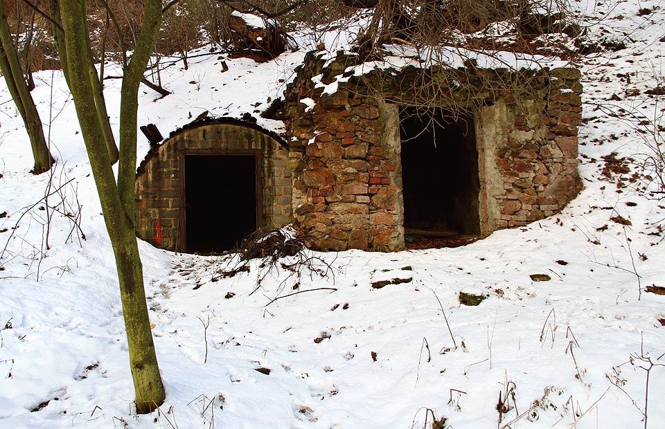 Tudy se do štoly lze dostat. Jen vybrat ty správné dveře…