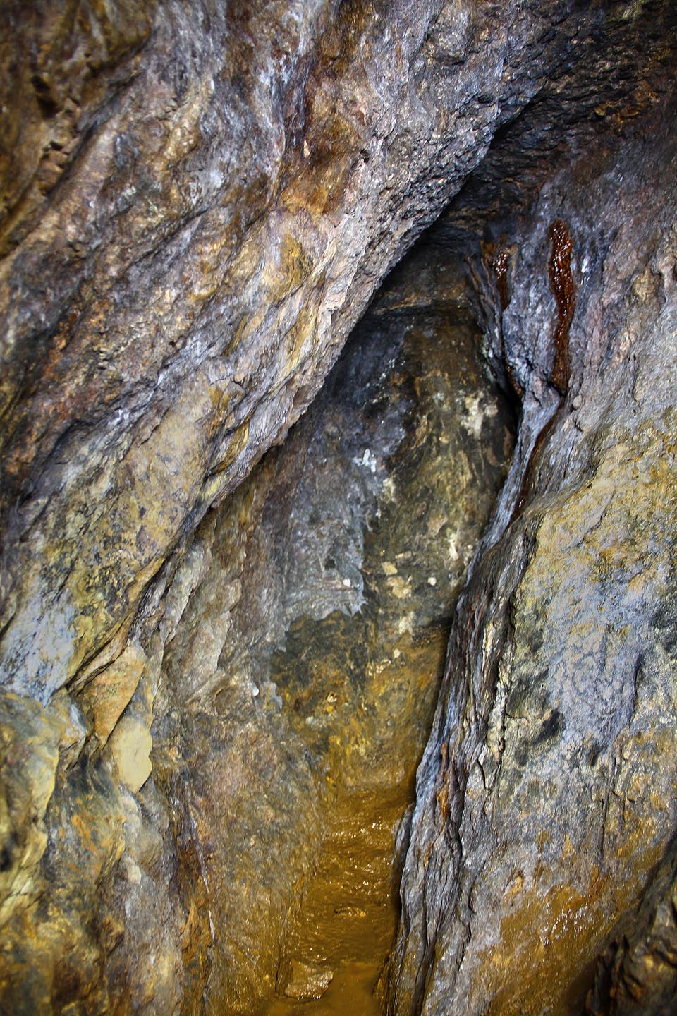 Po 63 metrech od vstupu končí štola čelbou.