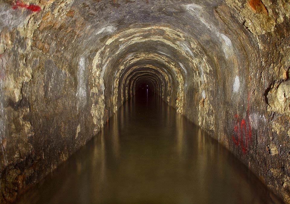 Štola v mírném sklonu klesá směrem k východu a voda potoka zabírá stále větší část jejího profilu.