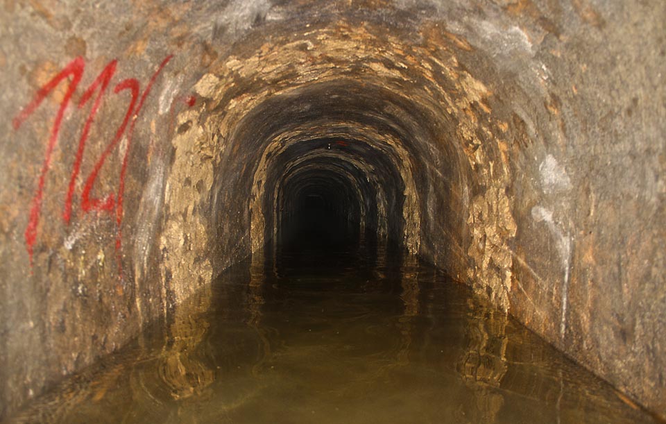 Pod Rašínovou ulicí už voda dosahuje hloubky přes 1 m.