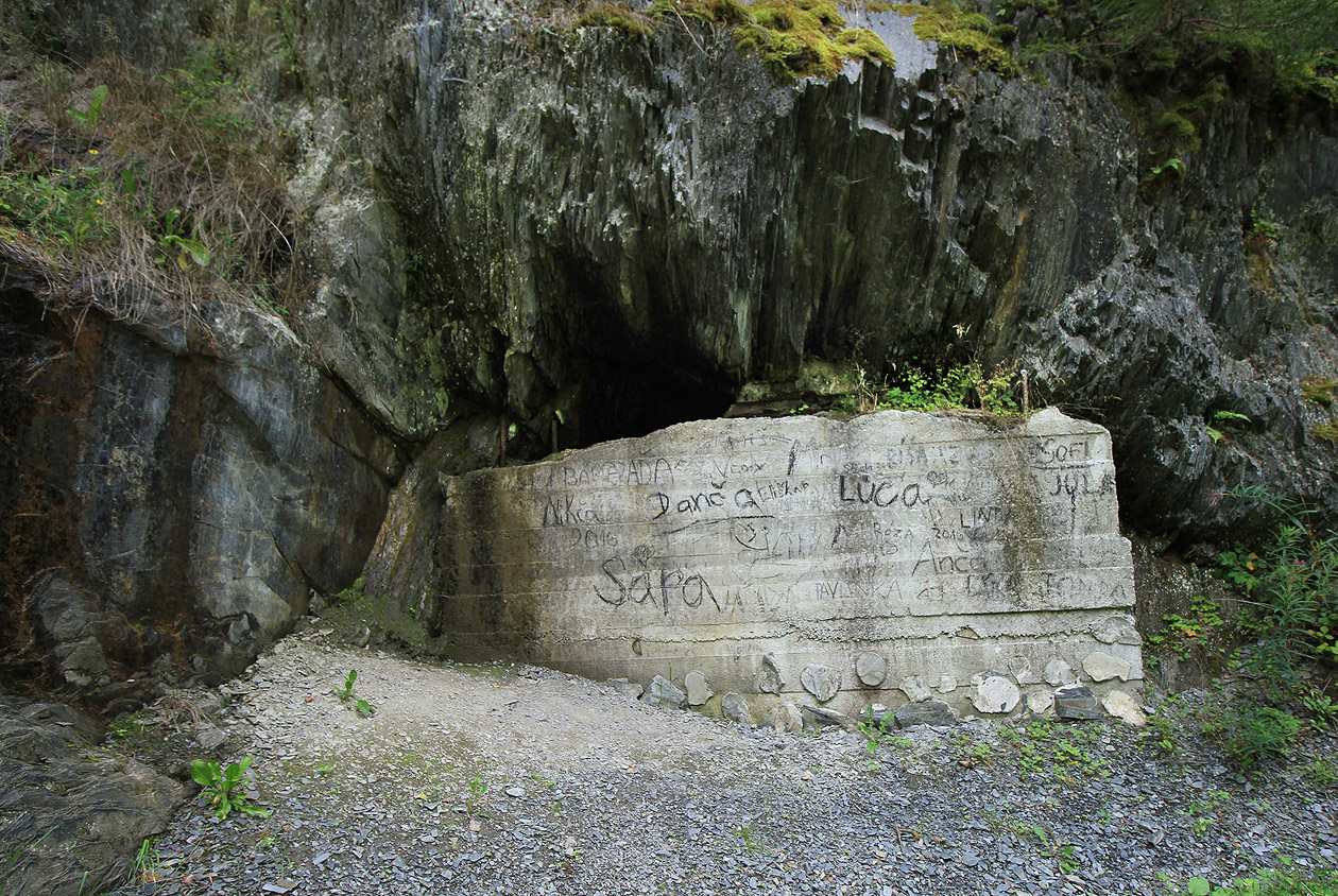 Podle nápisů uhlem na vstupní betonové bariéře lze usuzovat, že je průzkumná štola častým cílem dívčích expedic.