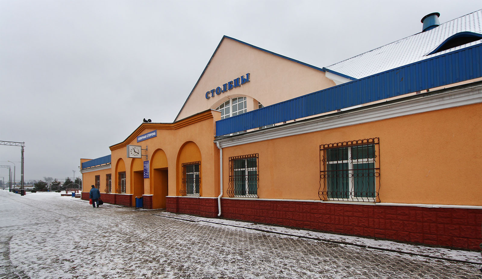 Staniční budova stanice Стоўбцы je obklopena kolejištěm z obou stran.