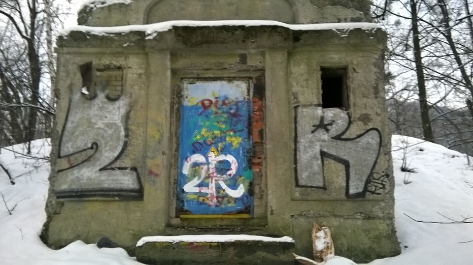 Pohled zpředu. Okénko vpravo nahoře je jediný (nám známý) způsob, jak se do vodárny dostat.