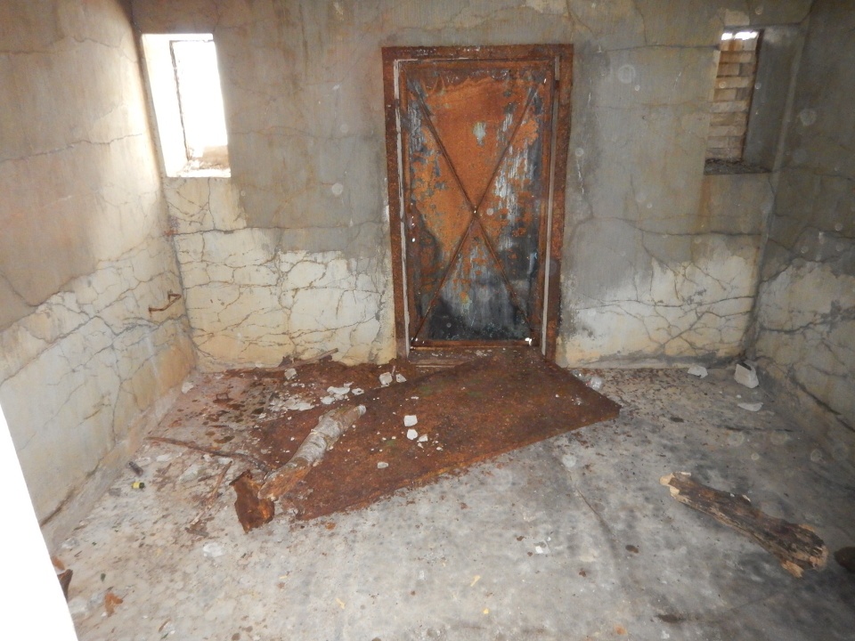 Strop je akorát, dokonce nám zde hodní architekti nechali vlevo ve zdi schůdek pro cestu ven.