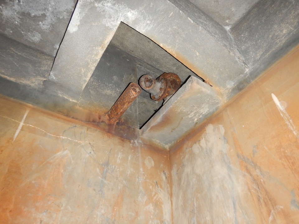 Detailní pohled na trubky u stropu.