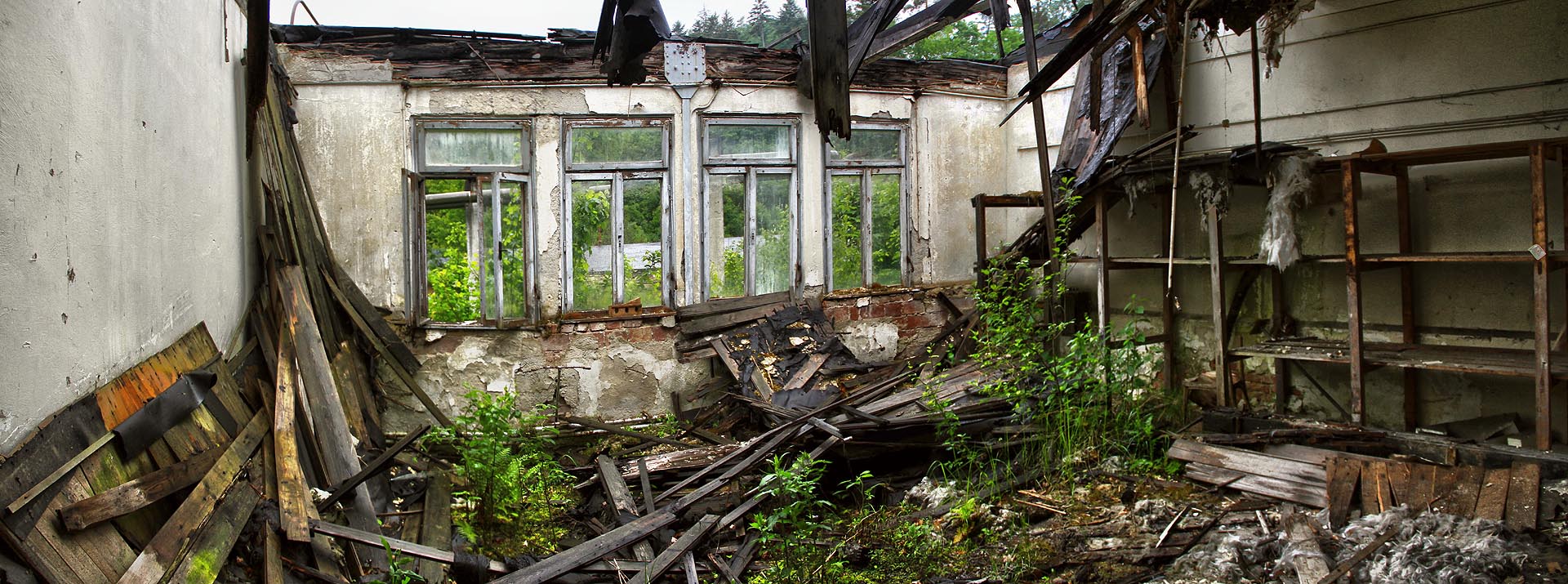 Ruiny budov bývalého středního odborného učiliště strojírenského v Adamově.