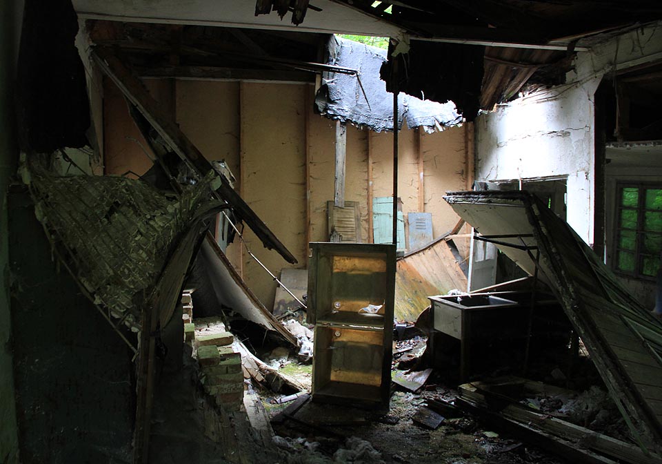 Utichl zvuk pilníků, kladiv, vrtaček a kleští, dnes v ruinách zpívají ptáci.