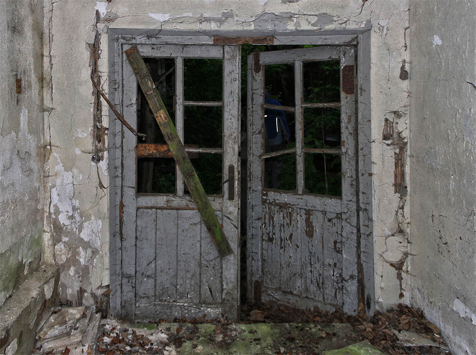 Některými dveřmi se bojíme projít. Z tmavého lesa na druhé straně jako by se člověk ani nemusel vrátit.