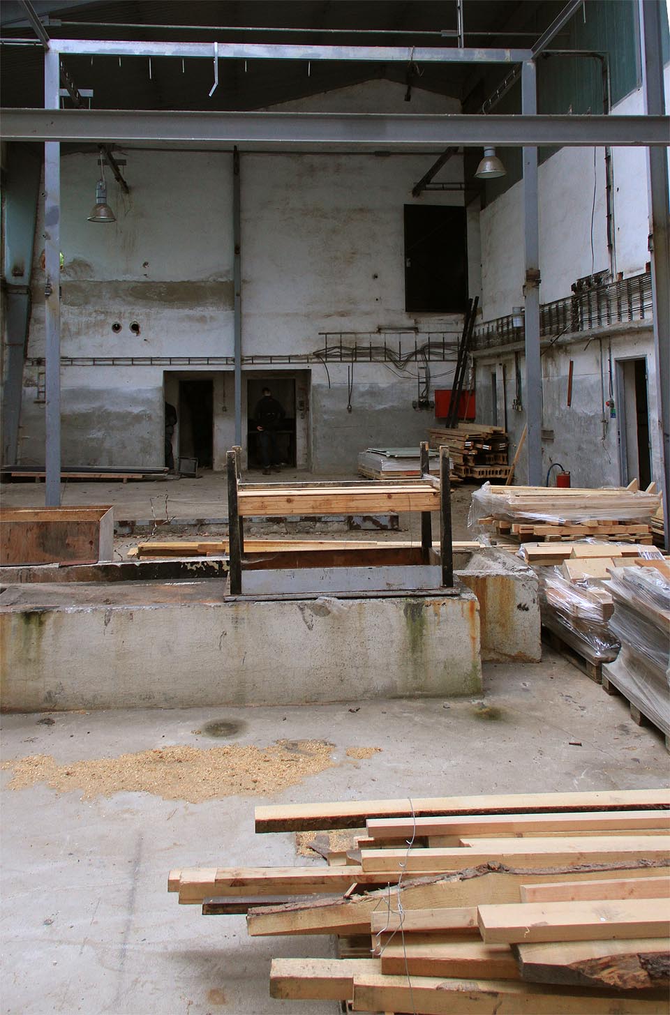 Díky výrobě nábytku není bývalé učiliště zdalka určeno na odpis.