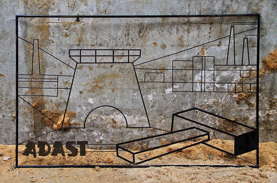 Unikátní umělecké dílo hodné strojírenských učňů má výšku přes dva metry a šířku přes tři. Snad také díky tomu je zatím nikdo neukradl.