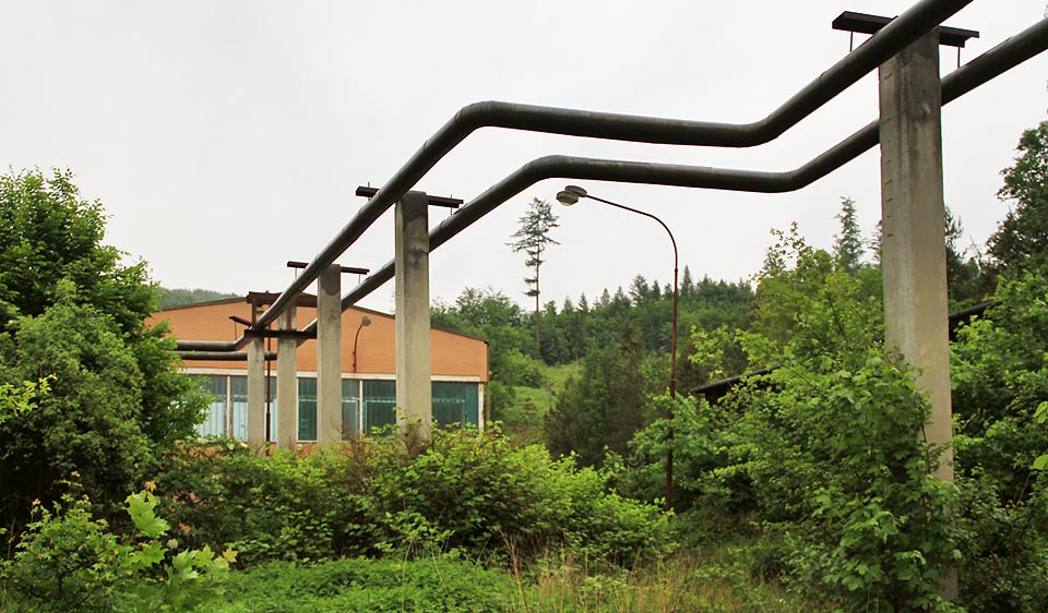 Areál bývalého strojírenského učiliště v Adamově pomalu zarůstá.