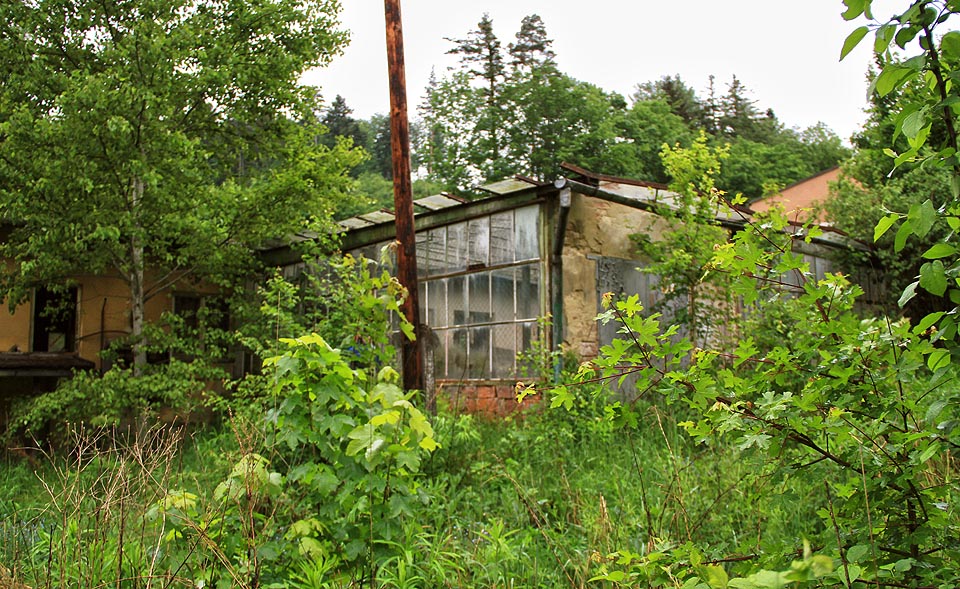 Prosklená přístavba učňovských dílen působí vzletně i v omšelém stavu.