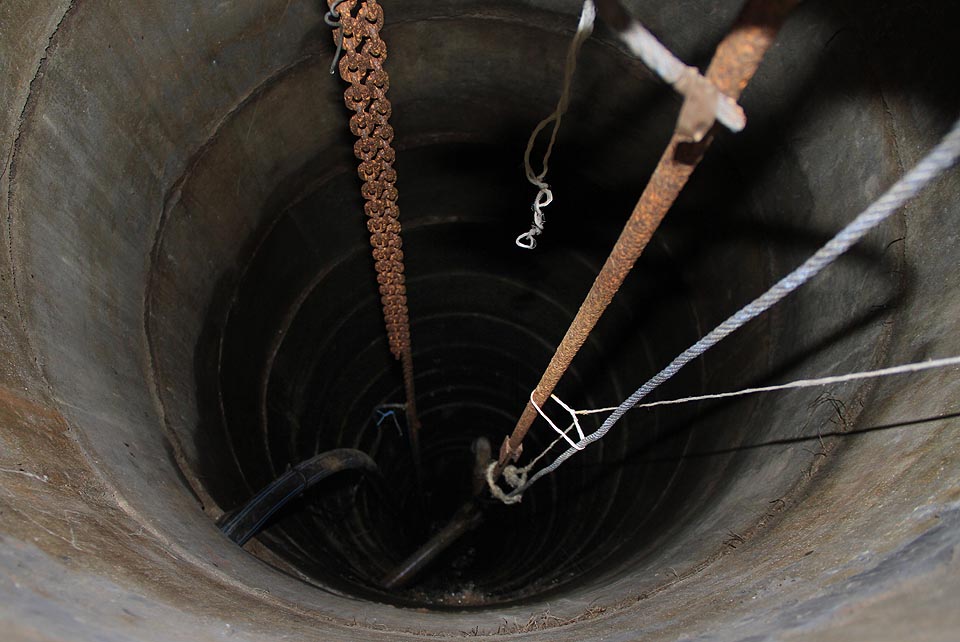 Studna je široká, hluboká a plná dobré vody.