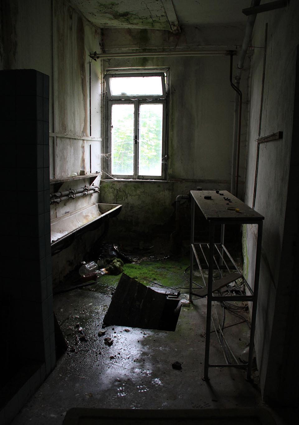 V umývárně je poněkud vlhko. To asi zase někdo nedotáhl kohoutek!