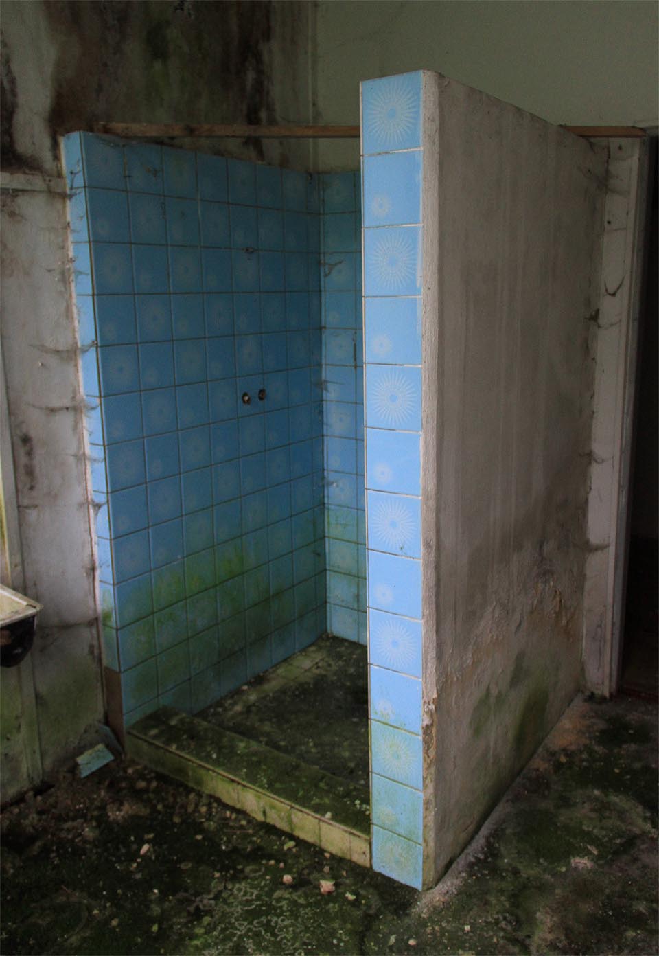 Sprcha, ve které se už nikdo neosprchuje.