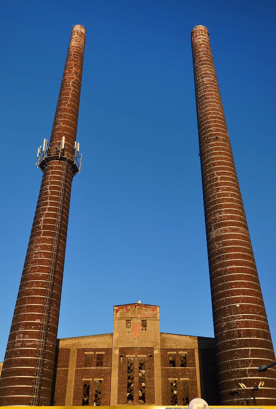 Komíny se liší jak průměrem, tak výškou. Levý má průměr 2,5 m, pravý 3,5 m. Výška 