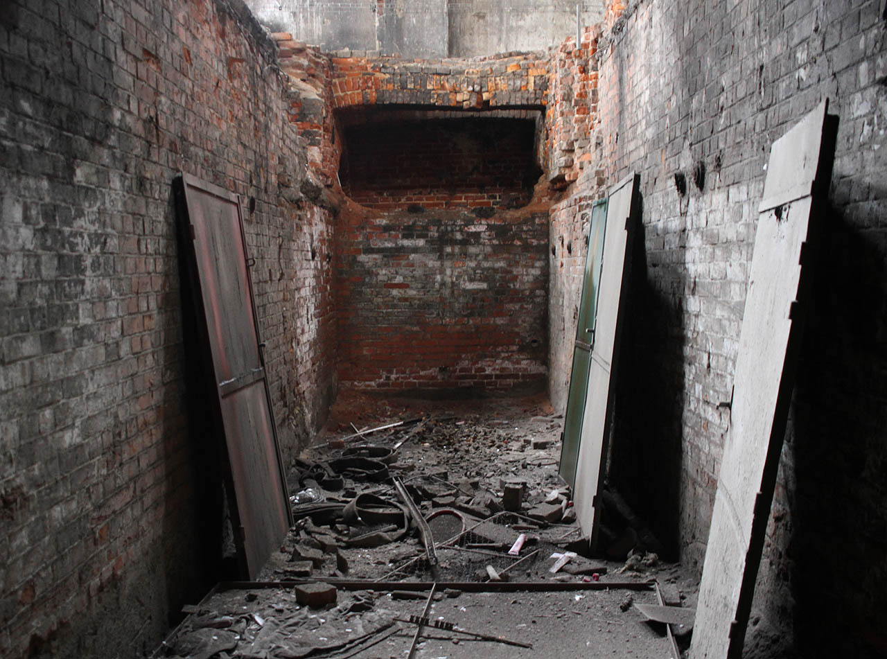 V kobkách pod jednotlivými kotli se v roce 2019 nacházela různorodá změť ničeho a všeho. Náležitě šedého od elektrárenského popílku všude kolem.