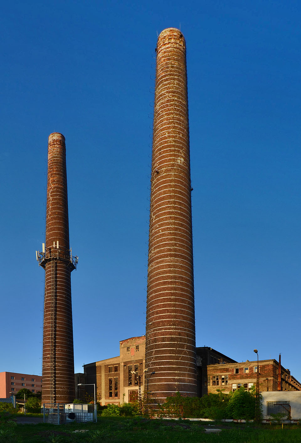 Zdálky viditelnou dominantou elektrárny jsou dva cihelné zdělné komíny o výškách 79 m a 80 m.