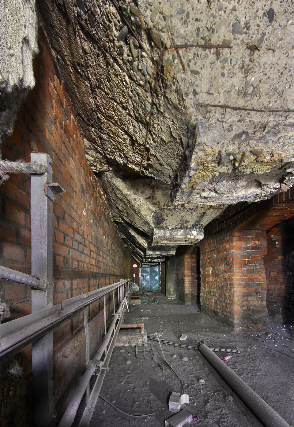 Ústí popelových násypek v přízemním podlaží elektrárny.