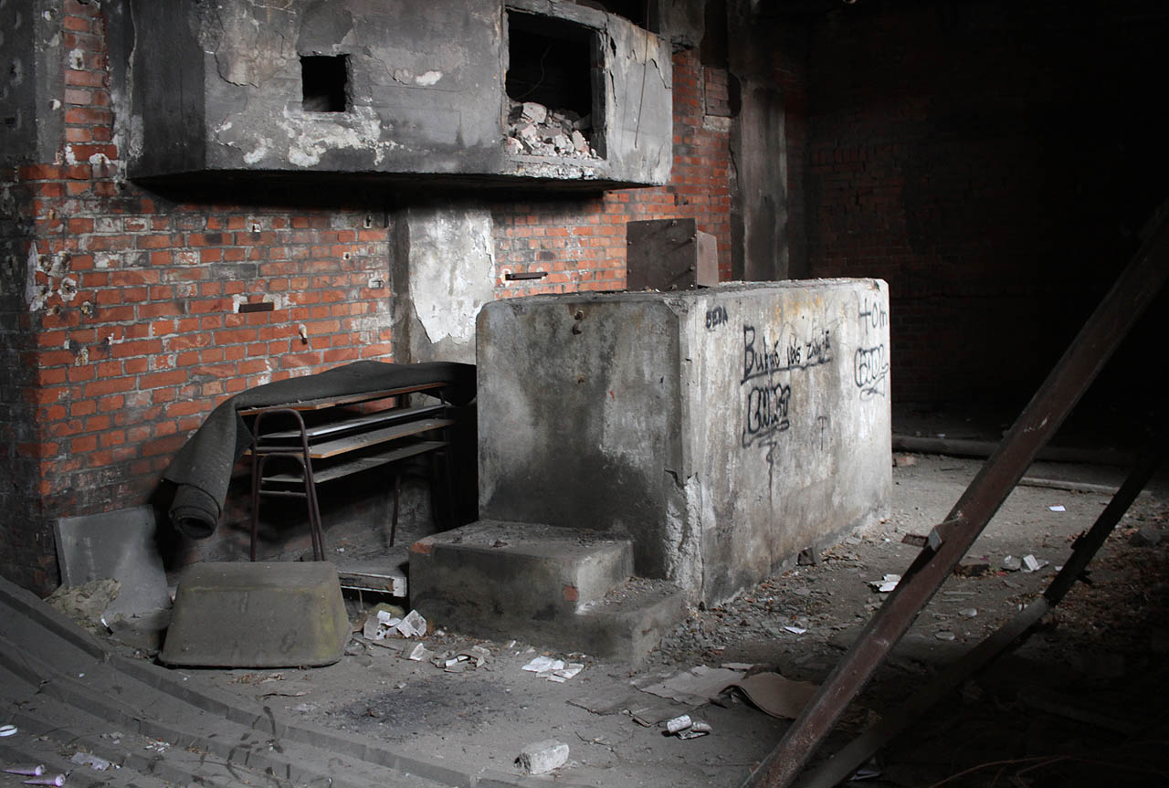 Nacházelo se na tomto místě odpopelovací zařízení? Nebo tepelný výměník? Nevíme, čemu sloužil masivní betonový piedestal…