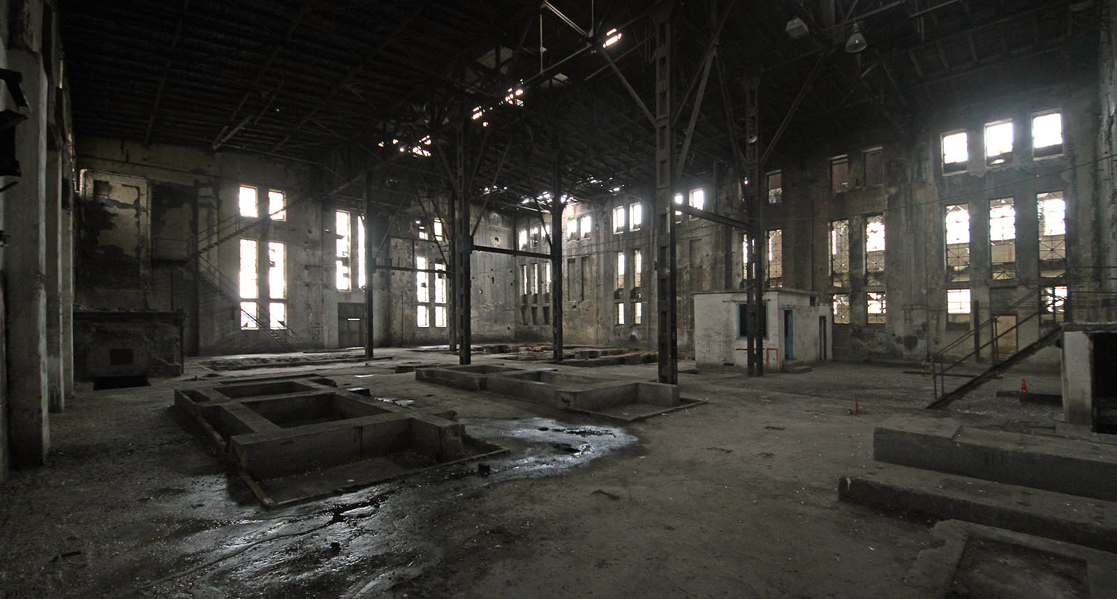 O patro výš je vidět čtyři podstavce. Jejich rozmístění neodpovídá kotlům podle původních plánů, mohlo tak jít o tepelné výměníky nebo jiná zařízení. Kotle a další stroje byly odstraněny již před desetiletími a jejich přesný počet a poloha tak zůstávají záhadou.