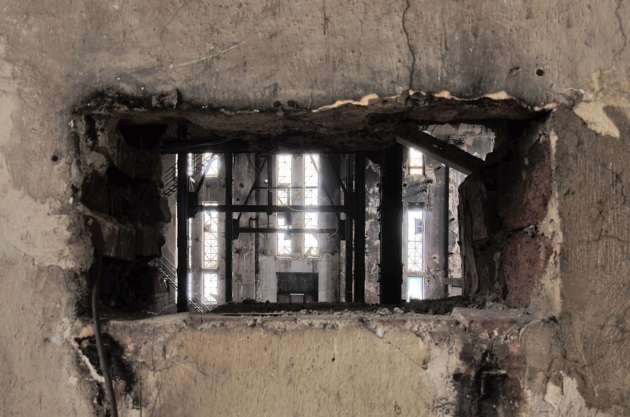 Loučíme se s výtopnou pohledem přes zeď ze strojovny.