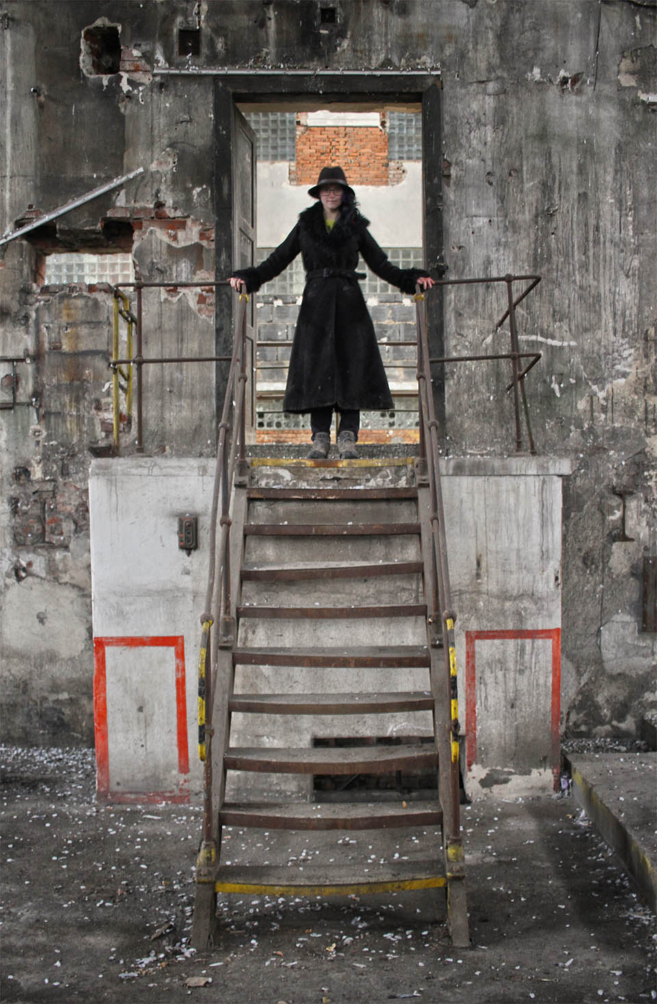 Odvážná školačka má jarní prázdniny, ale provede nás temná elektrárenská dělnice.