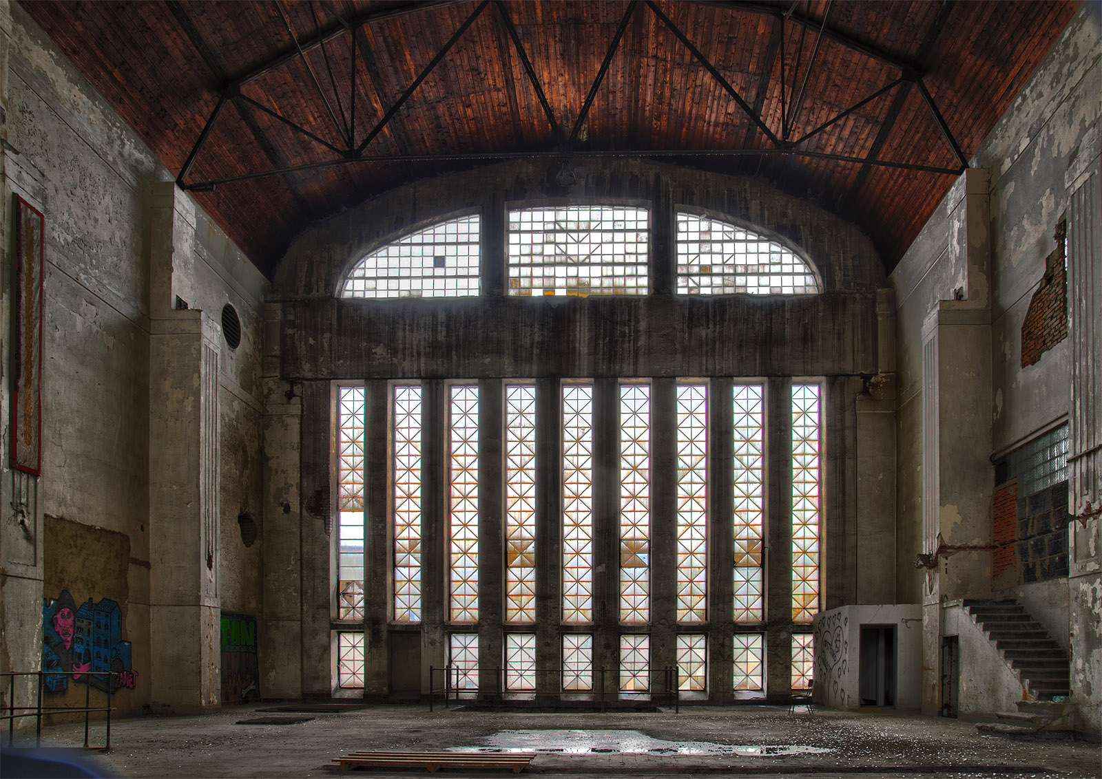 Hala strojovny je hlavní chloubou Středomoravské elektrárny v Přerově. Prosvětlená, s eliptickou dřevěnou střechou a svislými pásovými okny si nezadá s odbavovacími hlami železničních stanic, letišť nebo třeba chrámovými loděmi kostelů.