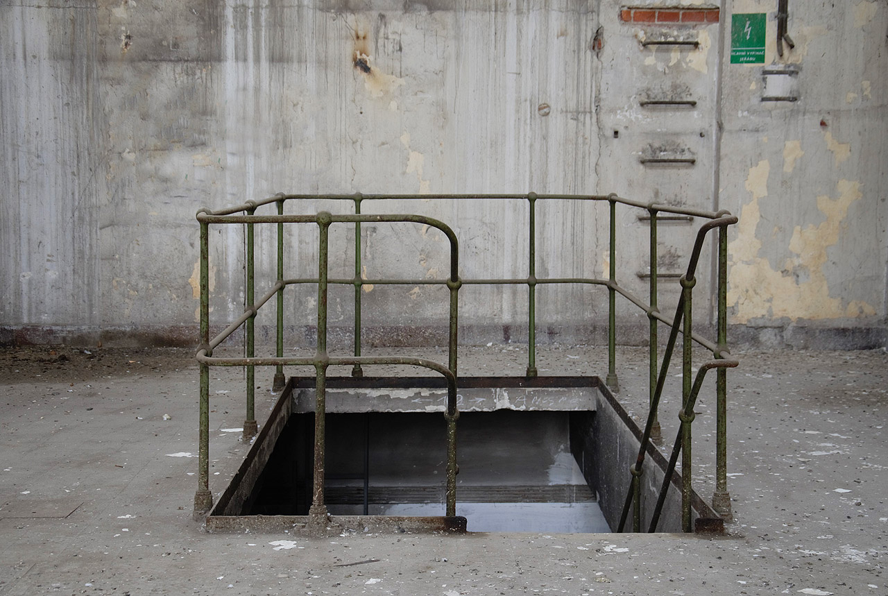 Prostá a účelná elegance dýchá z většiny detailů původního vybavení elektrárny. Ta zastihla poslední záchvěvy zdobné éry průmyslové architektury před 1. světovovu válkou, na vrcholu ovšem byla až ve funkcionalisticky jednoduchém období.