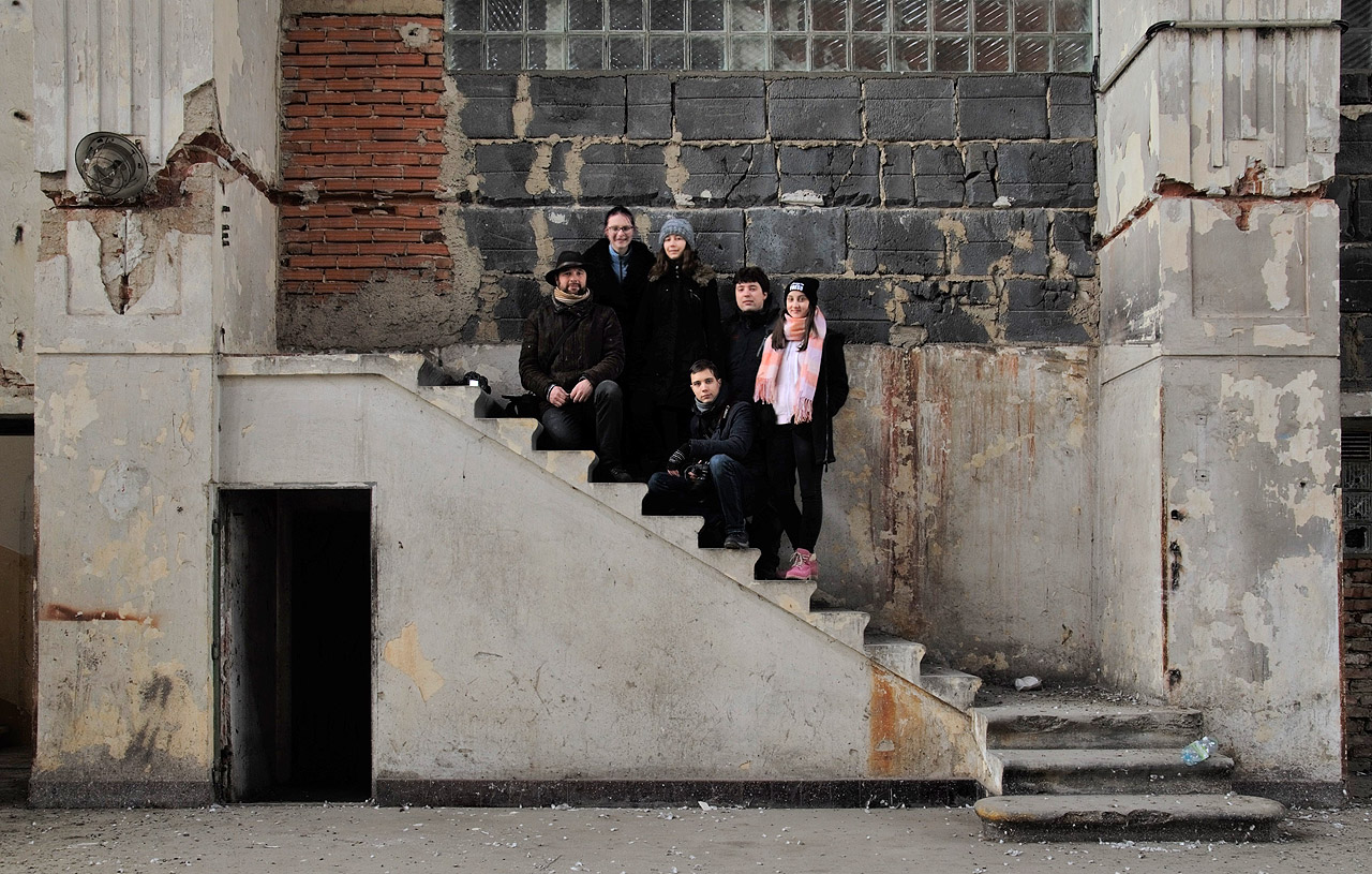 U stěny z tvárnic vyrobených z elektrárenského popílku se zvěčnilo šest milovníků středomoravské industriální architektury.