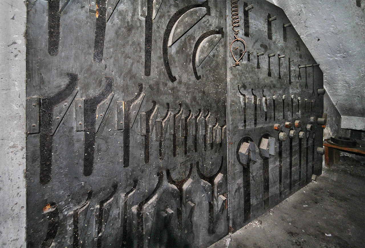 V malé dílničce pod schodištěm se nachází dřevěné panely s nákresy utahovacích klíčů a přípravků z dob zlaté éry přerovské elektrárny.