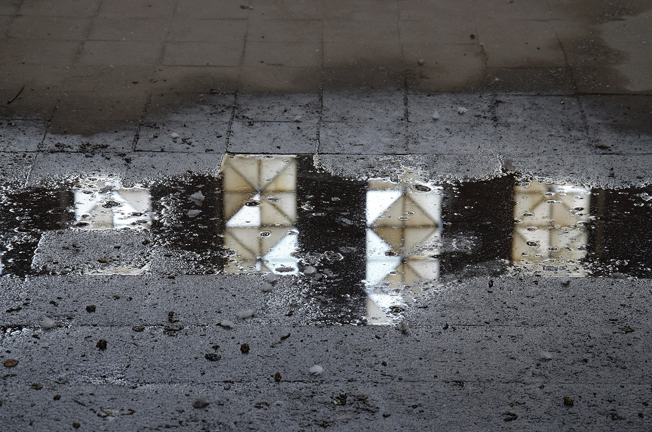 Sochám brečí na obočí déšť. Kdo brečí na obočí opuštěným elektrárnám, nevíme.