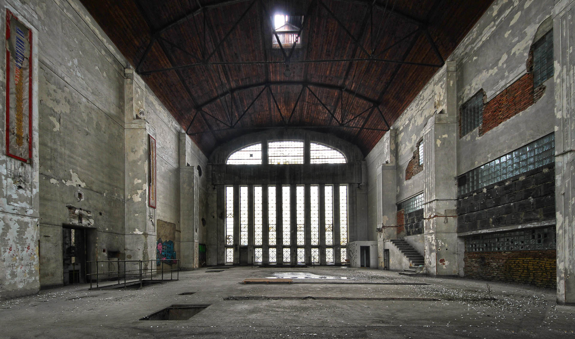 Dáváme vale strojovně a míříme do zbývajících částí Bohem i lidmi zapomenuté elektrárny.