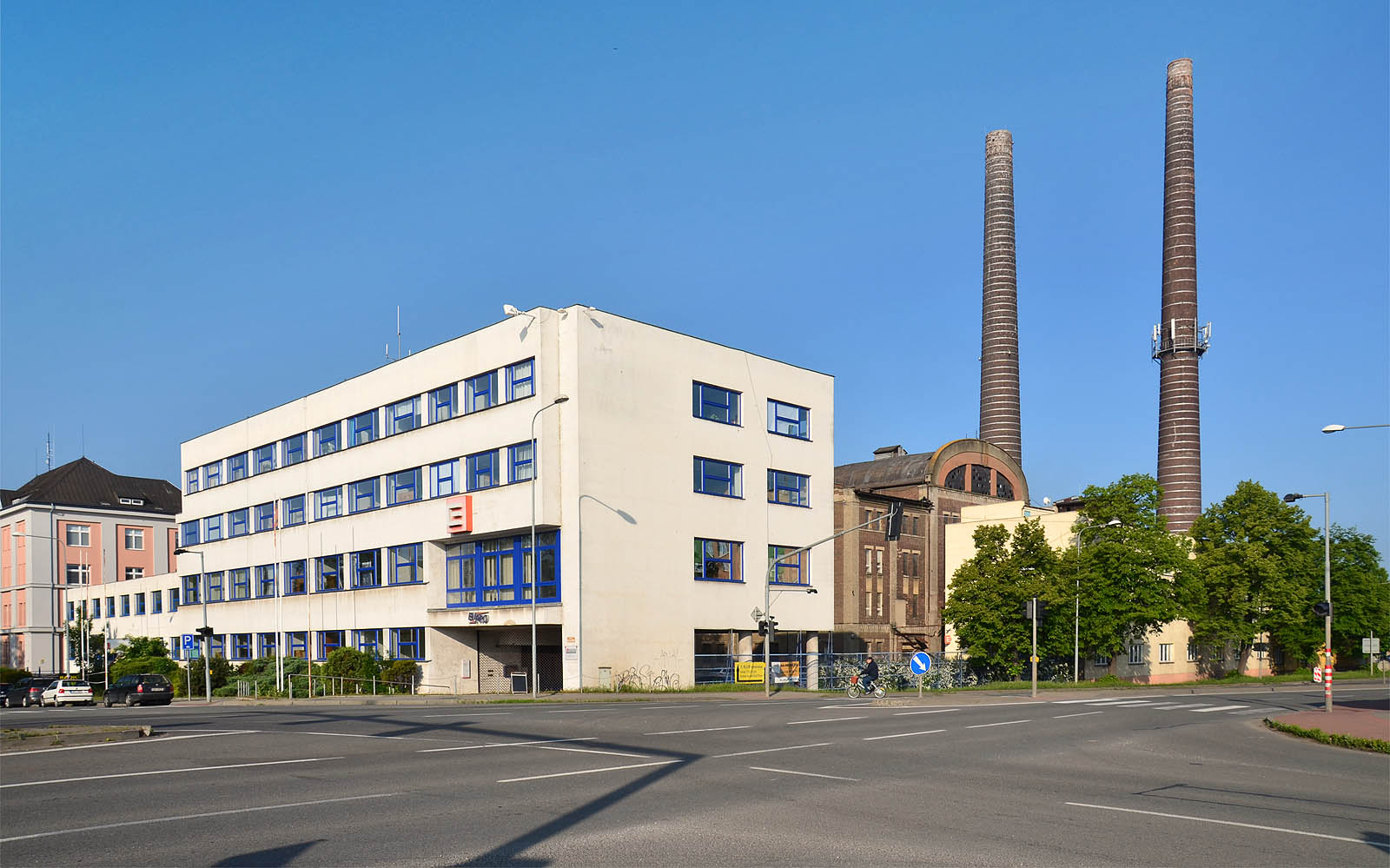 Středomoravská elektrárna se dnes ukrývá za moderní správní budovou Českých energetických závodů na nábřeží Dr. Edvarda Beneše. Funkcionalistická stavba podle návrhu manželů Oskara a Elly Oehlerových byla vystavěna v létech 1937 až 1938.