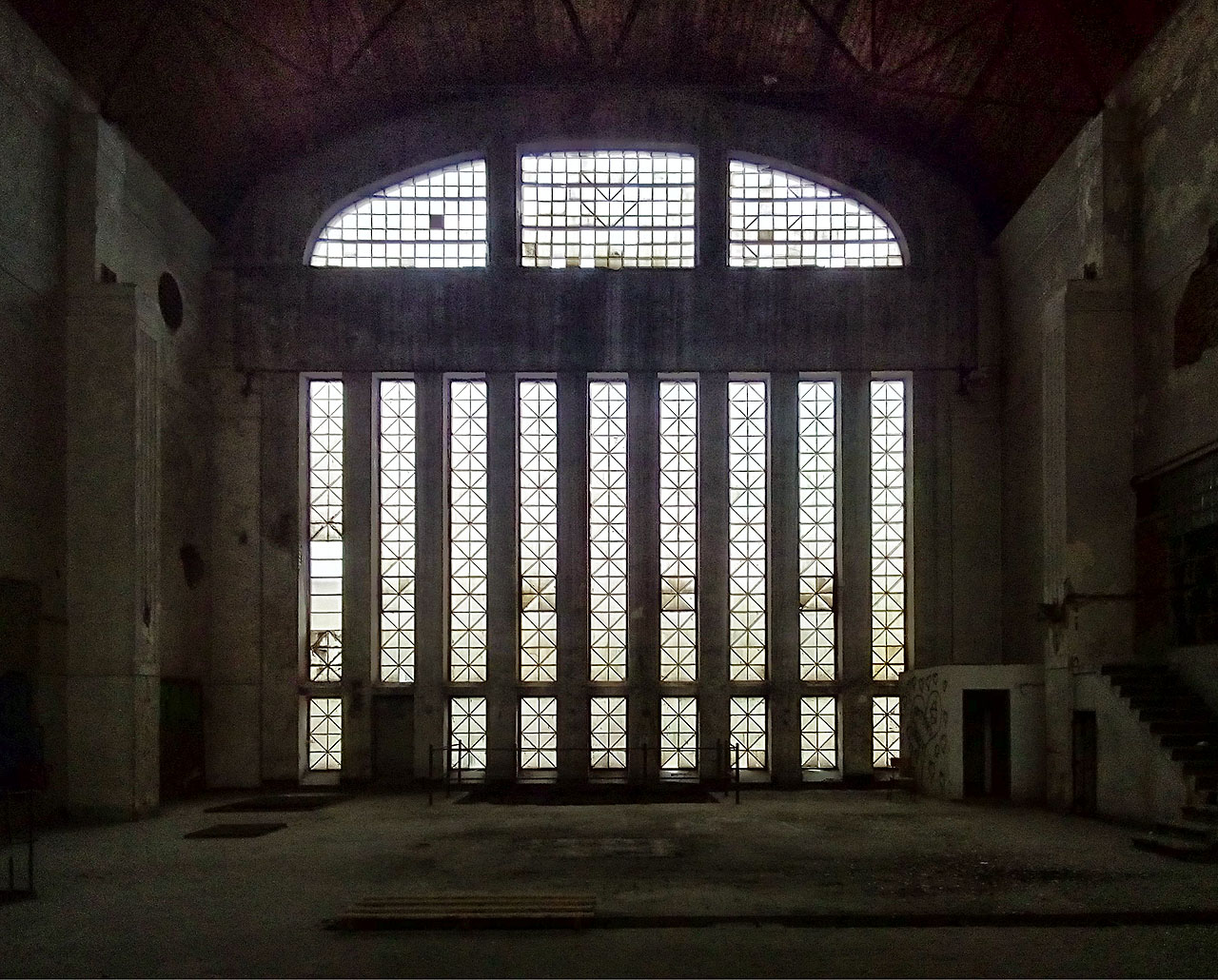 Celkem mají okna v severním průčelí strojovny 720 trojúhelníkových skleněných tabulek.