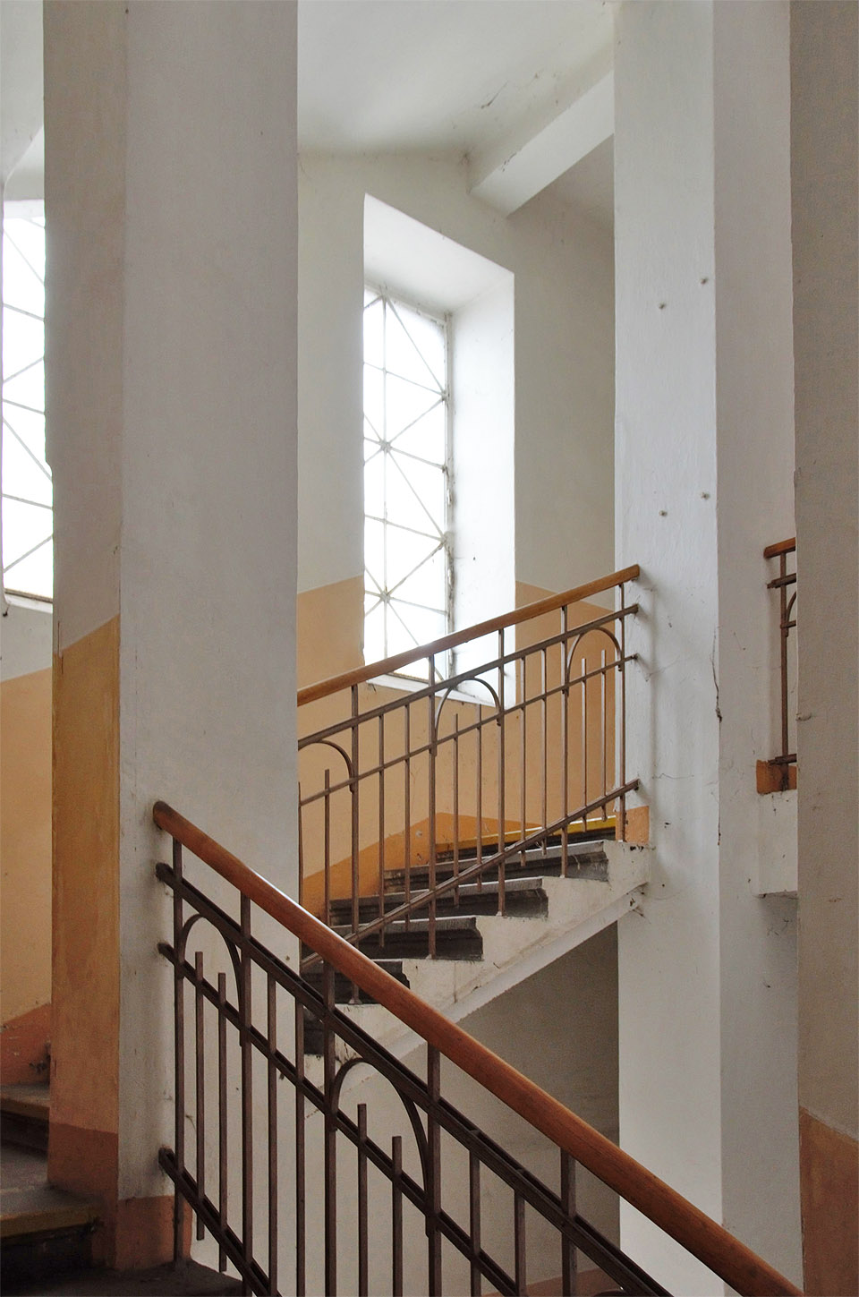 Také zde lze spíš tušit než pozorovat náznaky secese a trojúhelníkové výplně oken.