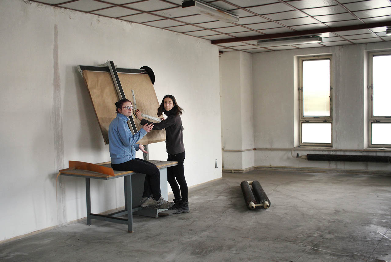 Jen dvě zapomenuté projektantky diskutují nad rýsovacím prknem, jak postavit elektrárnu znovu na nohy.