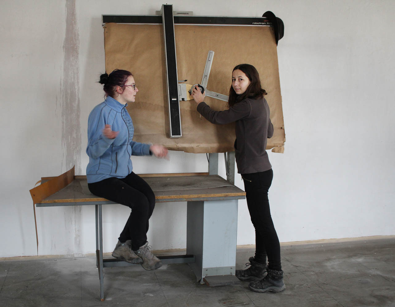 Omlouváme se mladým inženýrkám za vyrušení a ponecháme je jejich důležité práci.