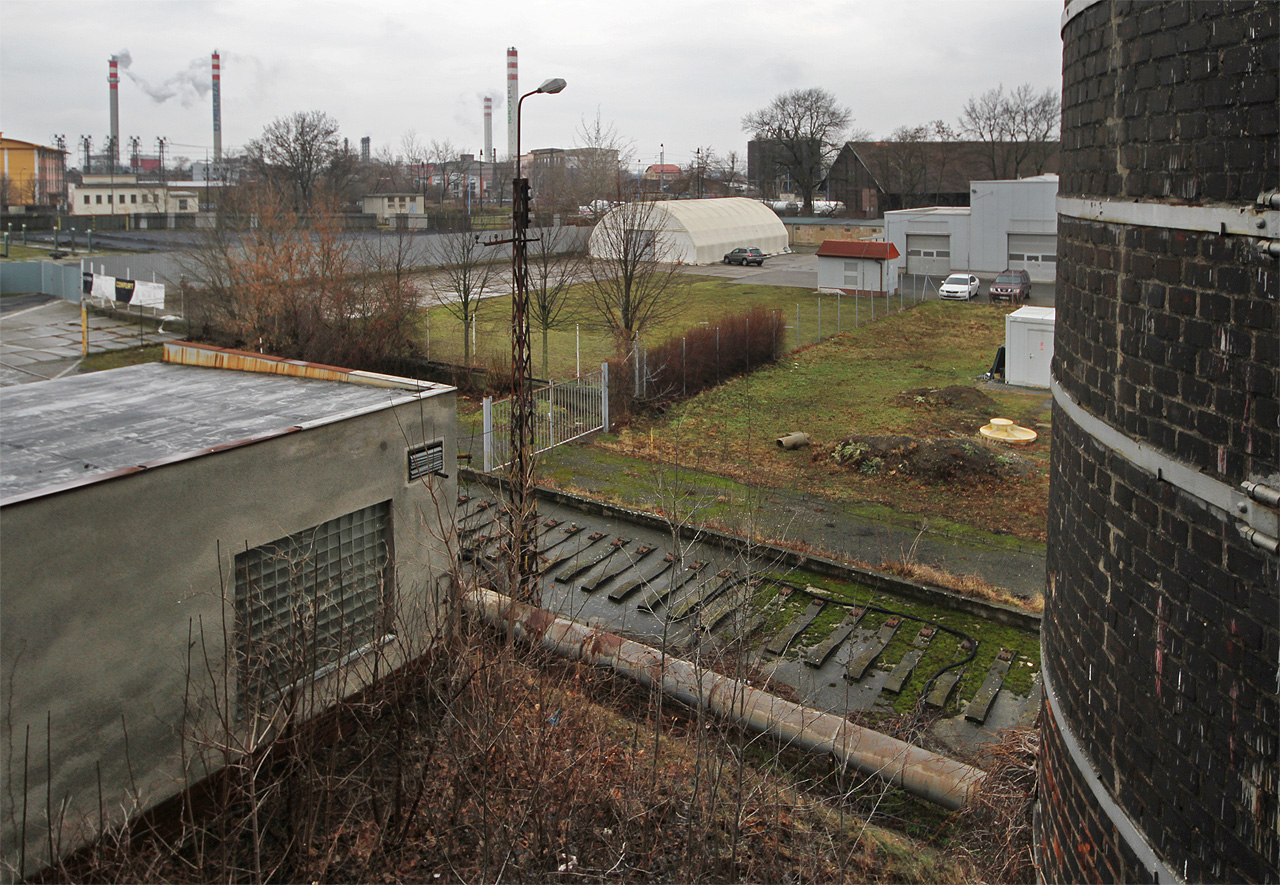 Pevné kolejové lože <a href="/Tema/Vlečka Přerov - elektrárna">vlečky</a>, po které do elektrárny putovalo uhlí a z elektrárny popel.