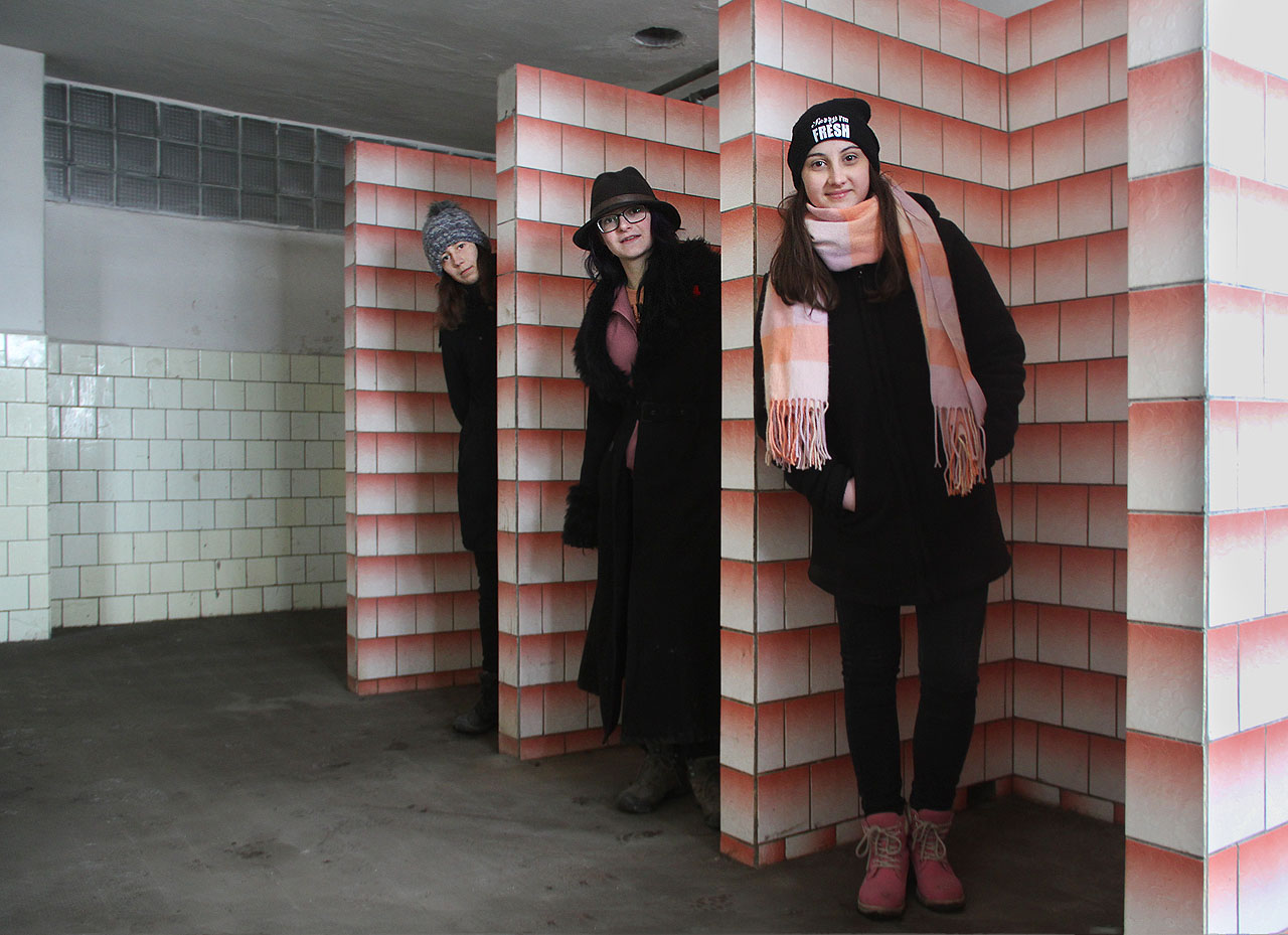 Loučí se s námi tři děvčata ve sprše. Elektrárenské, samozřejmě.